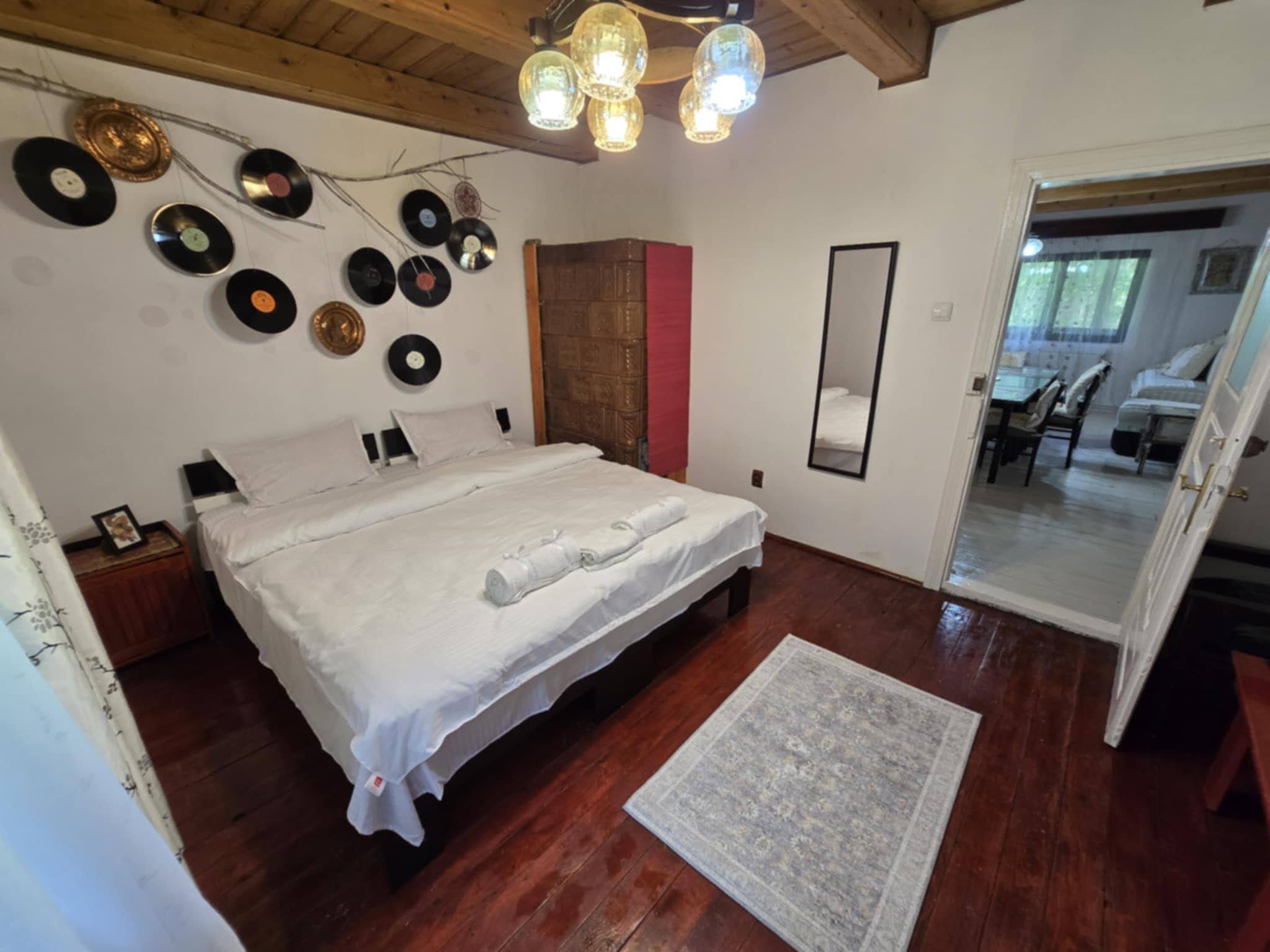 Bright double guest room decorated with traditional plates.